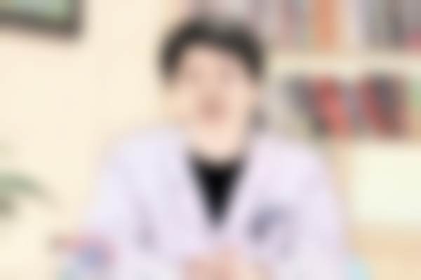武汉佰视佳眼科精雕飞秒近视手术13500元，周跃明院长15年亲诊助你摘镜